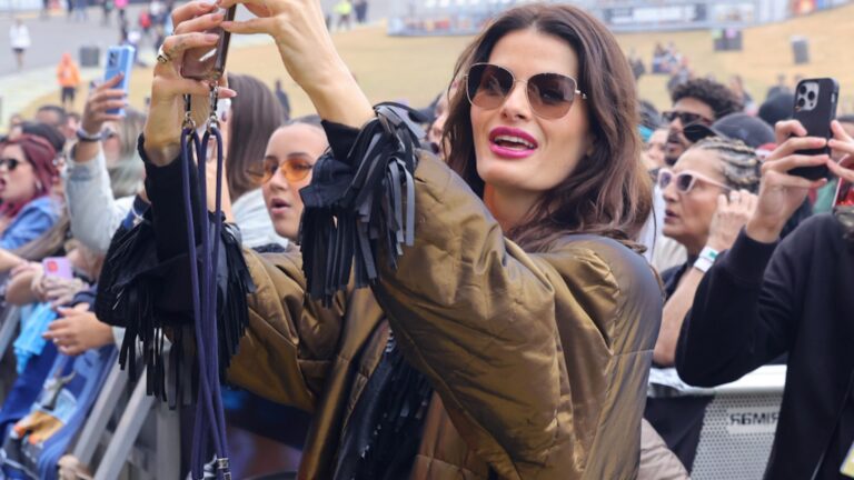 Isabeli Fontana chama atenção ao curtir show de Di Ferrero com o filho