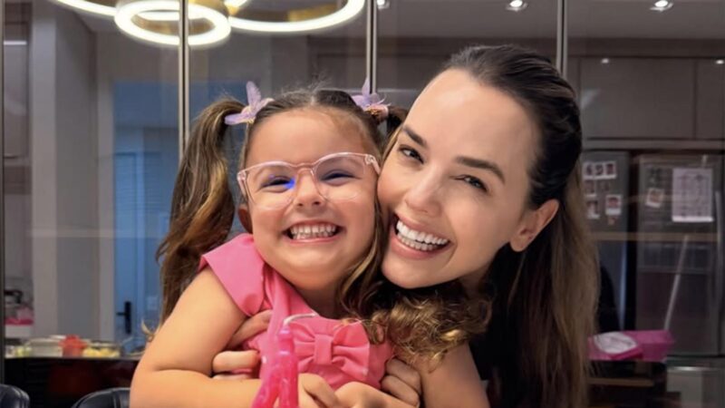 Thaeme mostra o bolo simples para celebrar os 4 anos da filha caçula