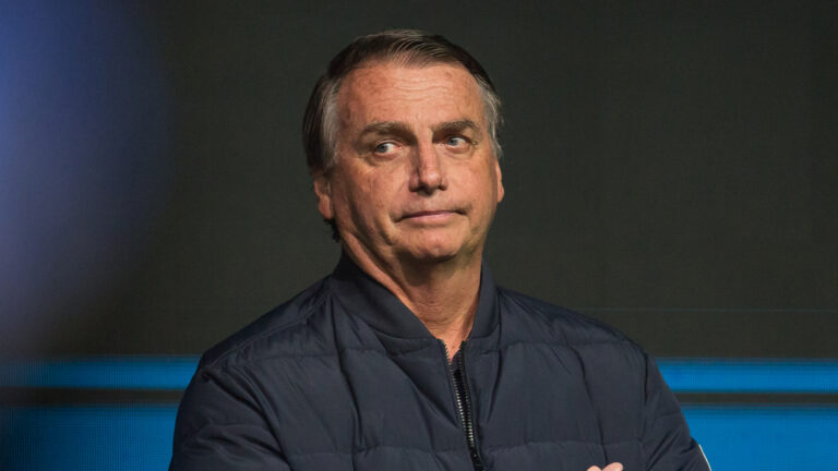 Jair Bolsonaro é levado às pressas ao hospital ao ter crise