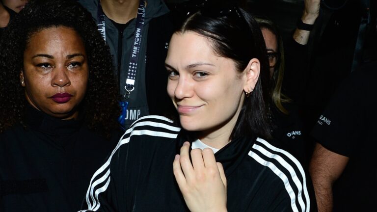 Jessie J desembarca no Brasil para show e é recebida pelos fãs