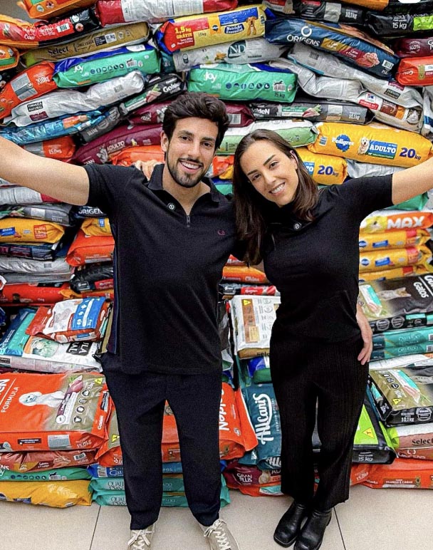 Julinho Casares e Lara mostram os sacos de ração que ganharam de presente de casamento - Foto: Reprodução / Instagram