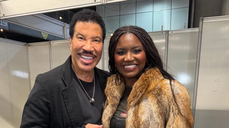 Kenya Sade entrevista Lionel Richie nos bastidores do The Town