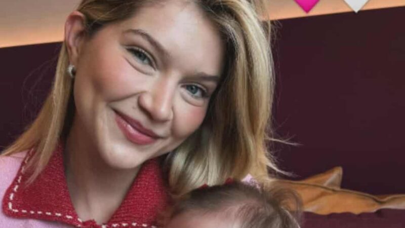 Lyandra Costa, filha do cantor Leandro, posta clique encantador com a filha caçula