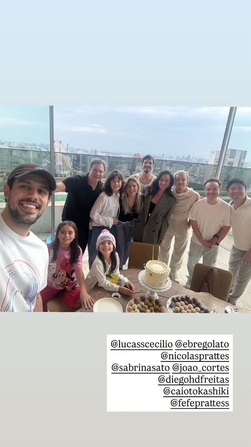 Mãe de Nicolas Prattes ganha festa surpresa - Foto: Reprodução/Instagram @giprattes e @sabrinasato 