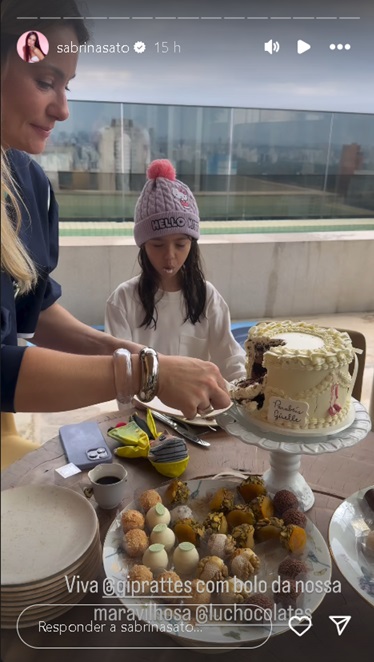 Mãe de Nicolas Prattes ganha festa surpresa - Foto: Reprodução/Instagram @giprattes e @sabrinasato 