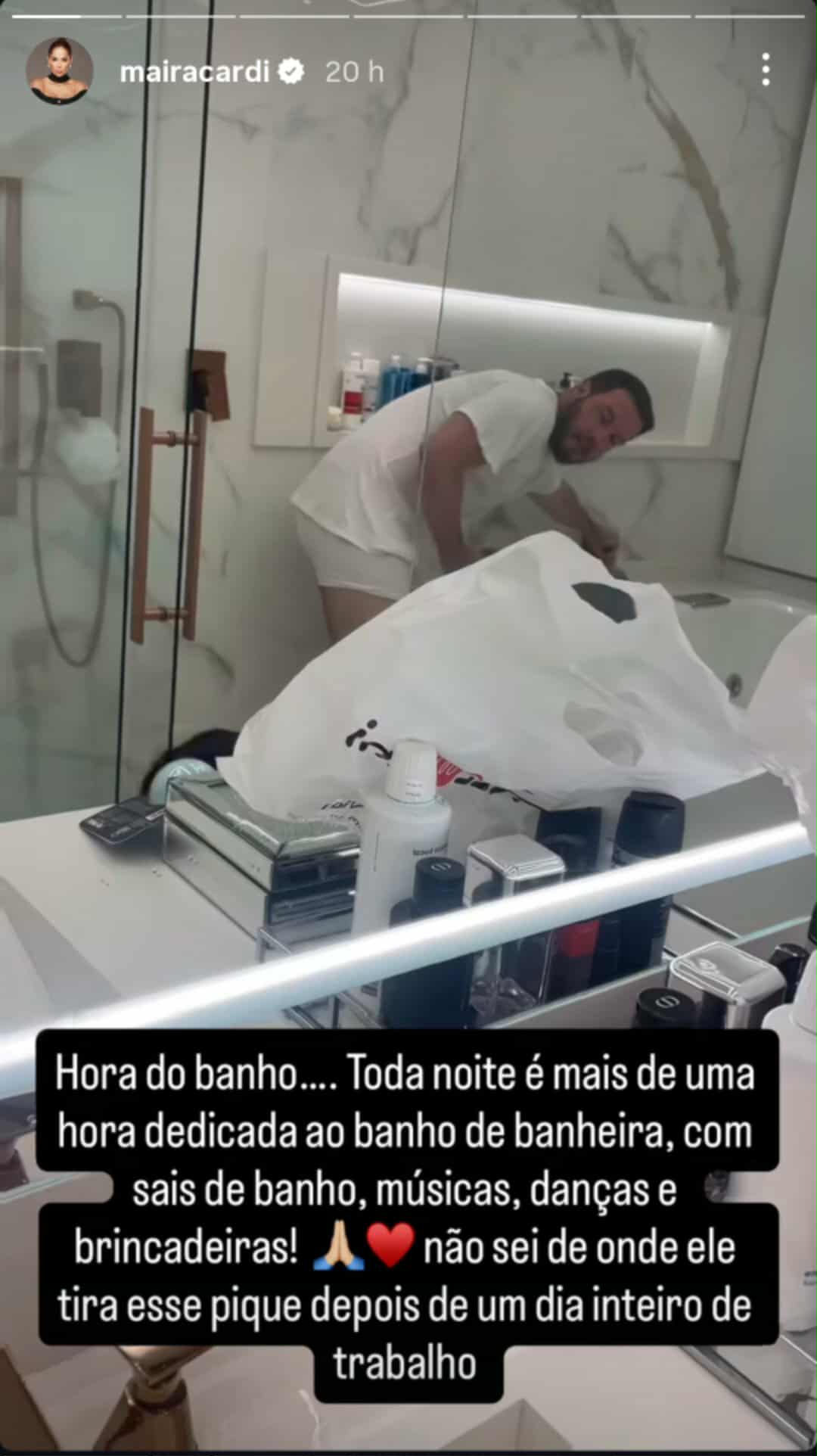 Ma&iacute;ra Cardi mostra Thiago Nigro brincando com Sophia