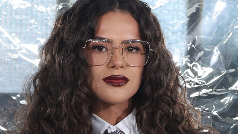 Maisa chama atenção em desfile na Semana de Moda de Milão