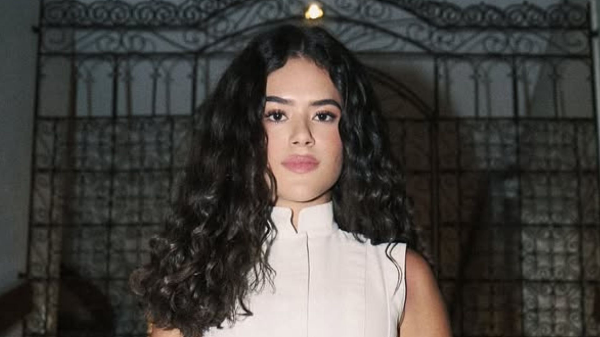 Maisa compartilha carrossel de fotos com look futurista minimalista