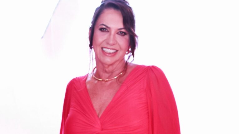 Mãe de Virgínia, Margareth Serrão usa look com recorte estratégico