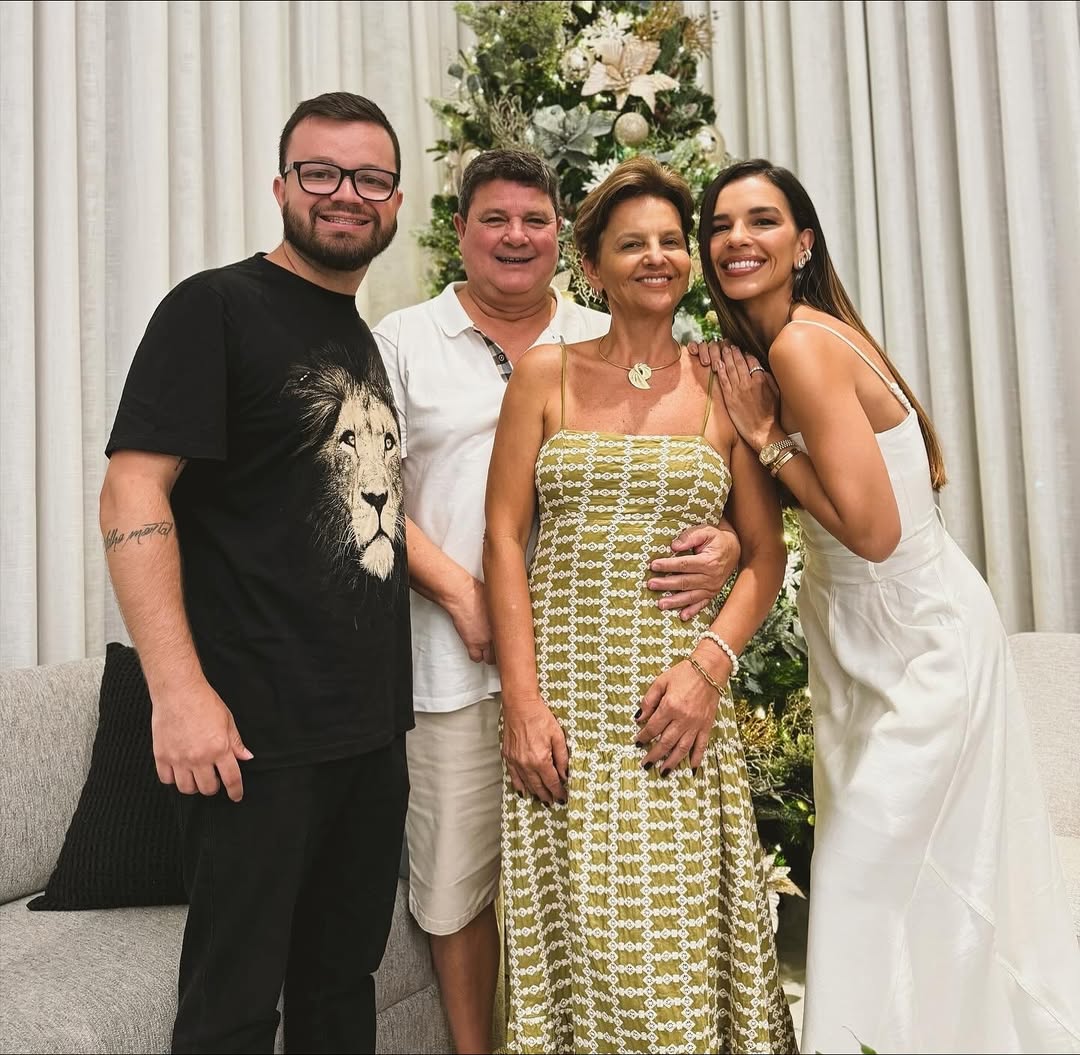 Mariana Rios com os pais e o irmão - Foto: Reprodução / Instagram @marianarios