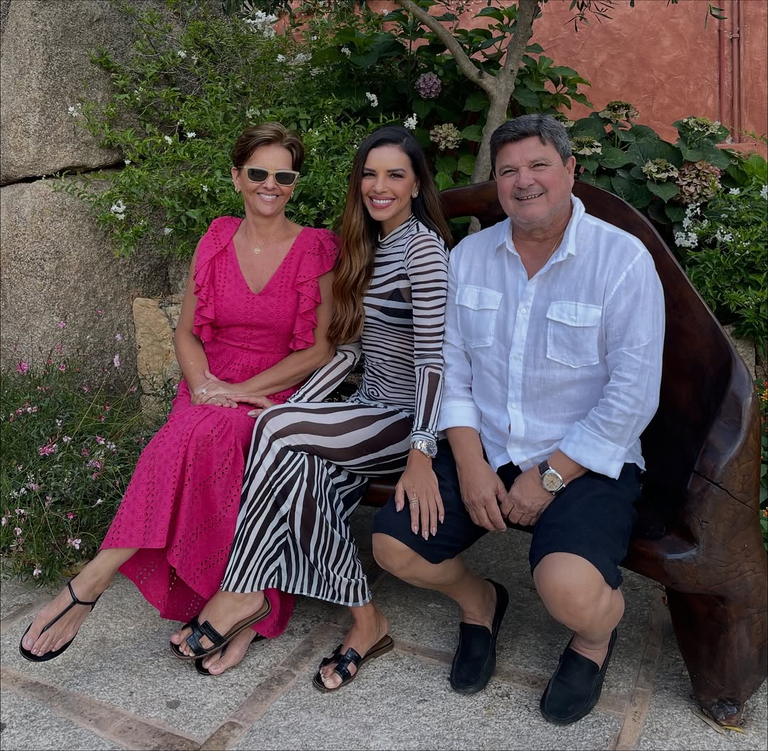 Mariana Rios com os pais - Foto: Reprodução / Instagram @marianarios