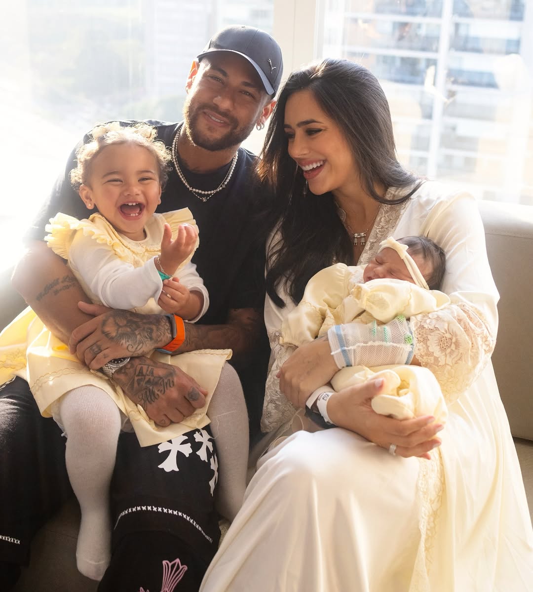 Neymar Jr e Bruna Biancardi s&atilde;o pais de Mavie e Mel - Foto: Reprodu&ccedil;&atilde;o / Instagram; @queiroz 