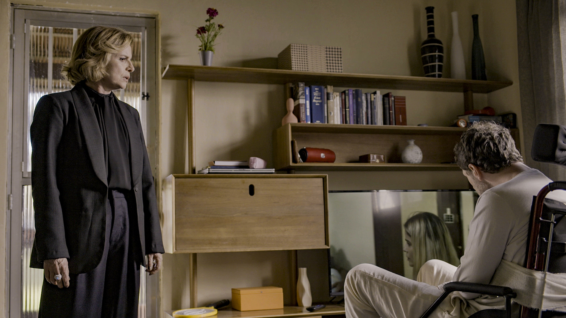 Odete Roitman (Debora Bloch) e Leonardo (Guilherme Magon) na novela Vale Tudo - Foto: Globo / Divulga&ccedil;&atilde;o