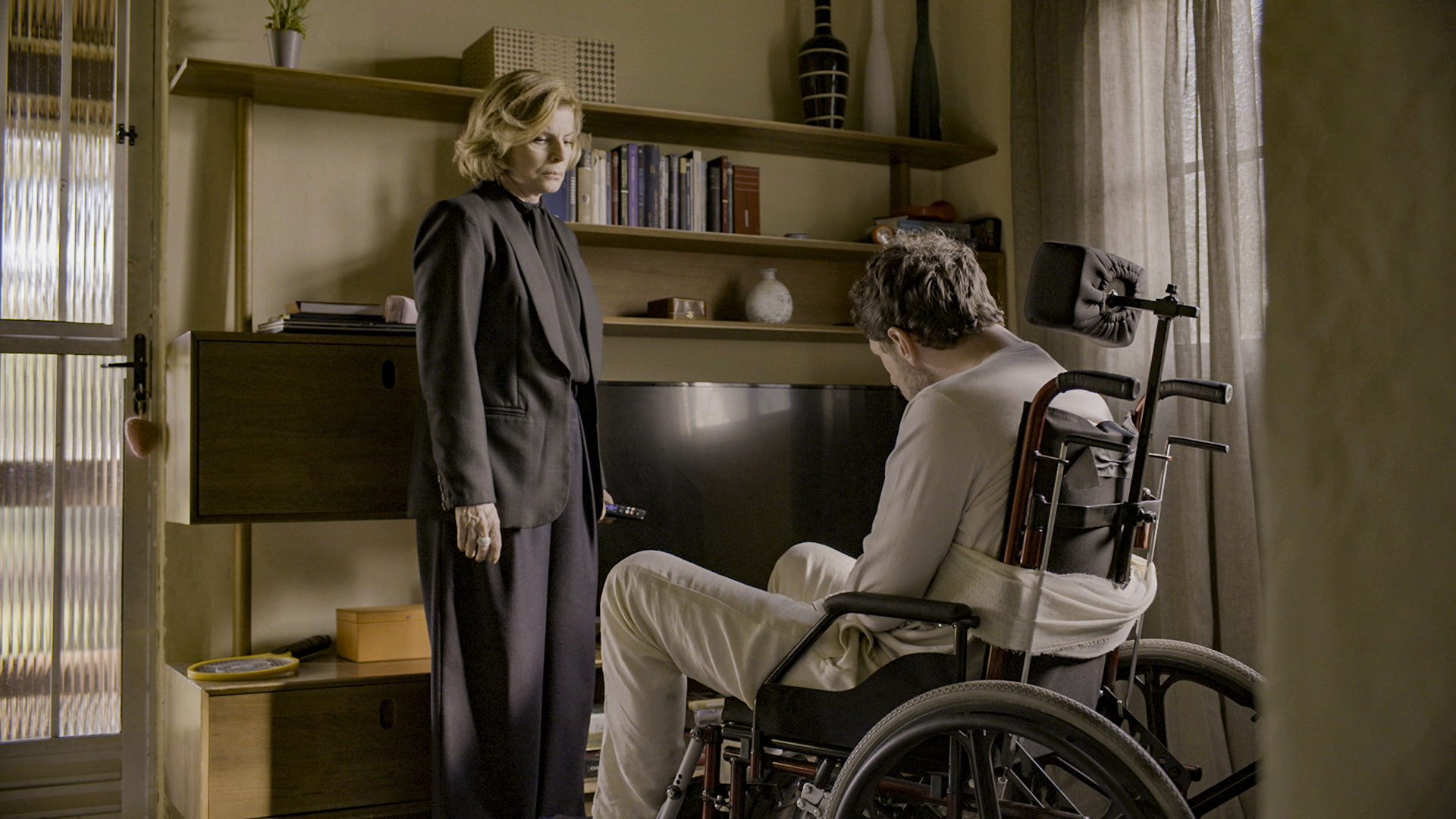 Odete Roitman (Debora Bloch) e Leonardo (Guilherme Magon) na novela Vale Tudo - Foto: Globo / Divulga&ccedil;&atilde;o
