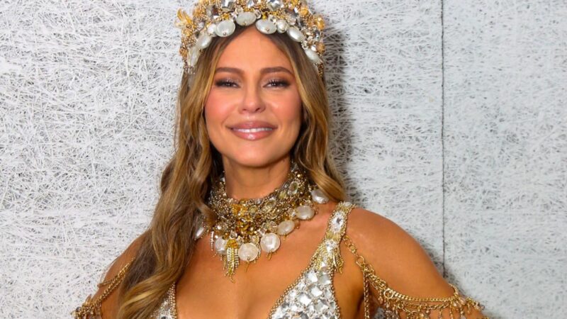 Paolla Oliveira em coroação da Grande Rio