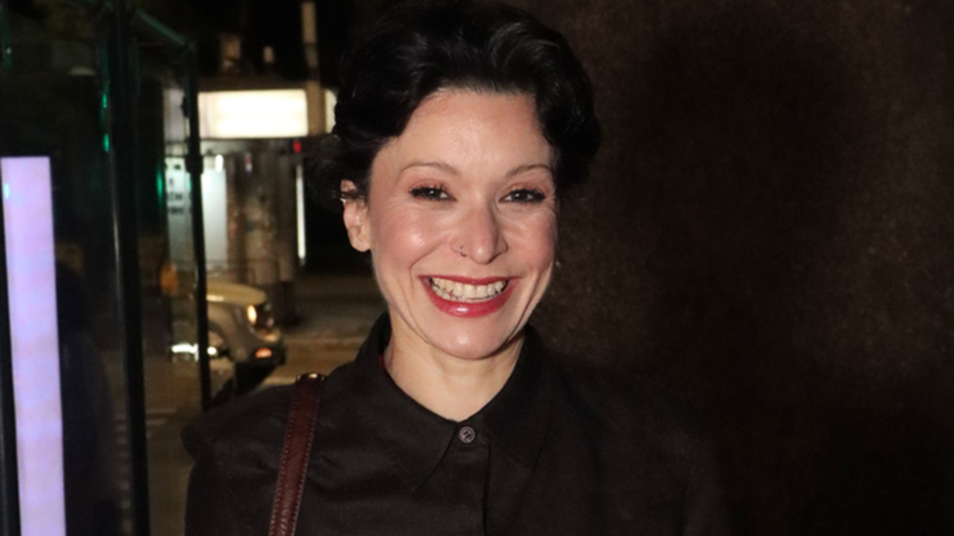 Patricia Marx faz rara aparição com a esposa em noite de espetáculo