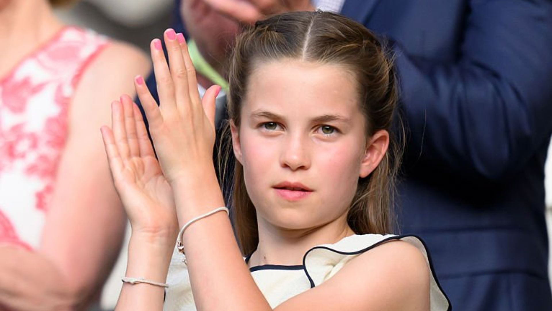 Princesa Charlotte encanta com esmalte rosa e médico explica: ‘Questão comportamental’