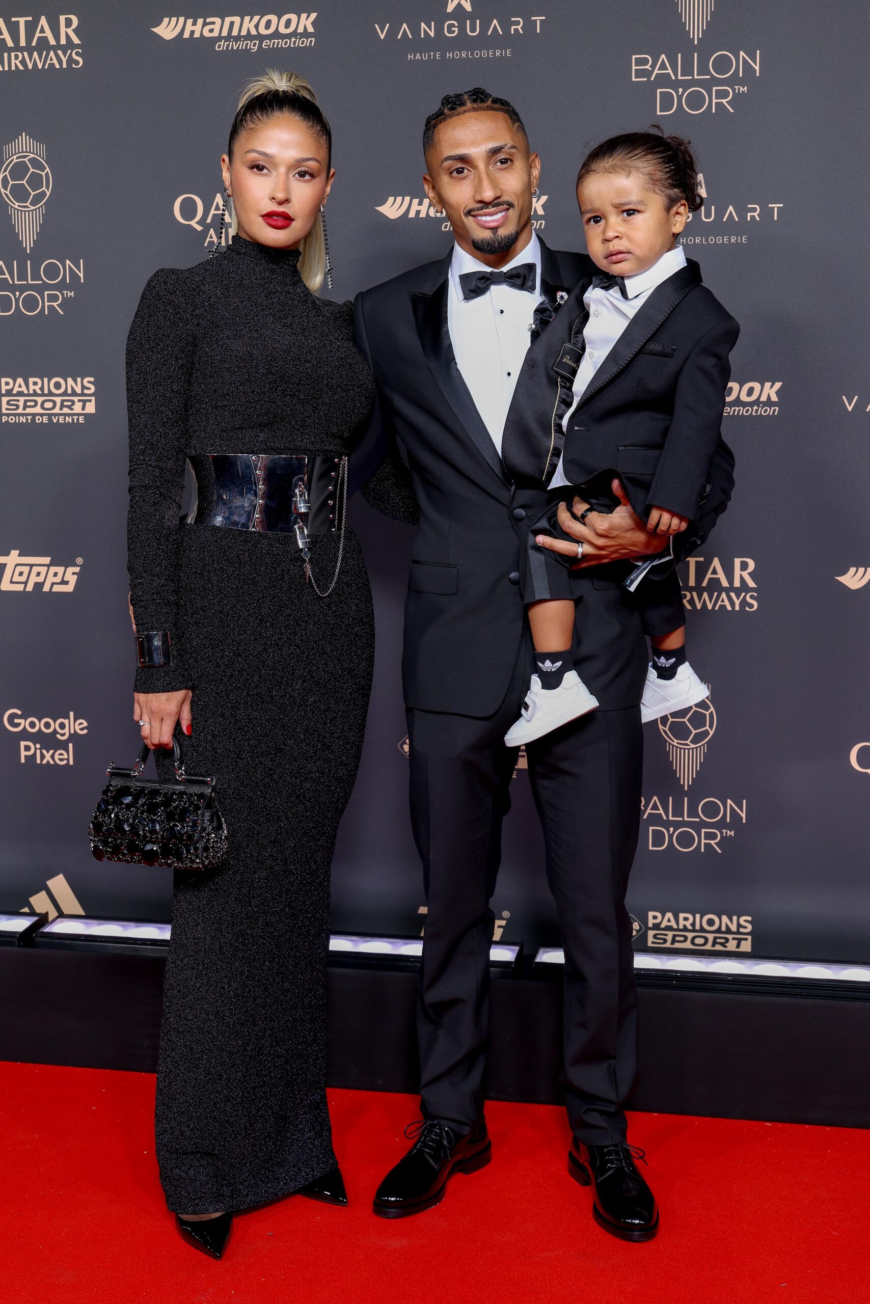 Raphinha com o filho e a esposa - Foto: Getty Images
