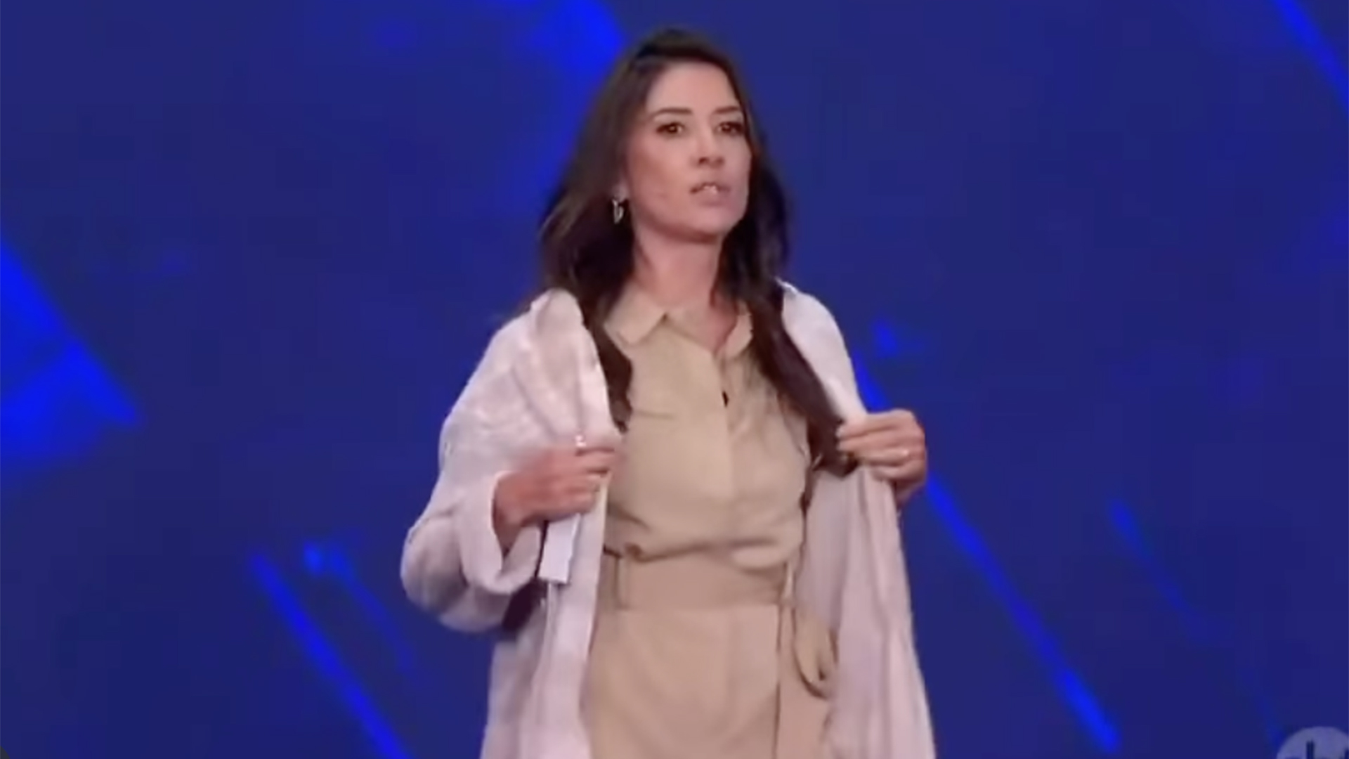 Rebeca Abravanel tem atitude generosa com idosa em programa de TV
