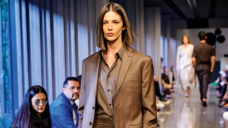 Tradição e inovação: Ricardo Almeida confirma sua maestria em desfile intimista em São Paulo