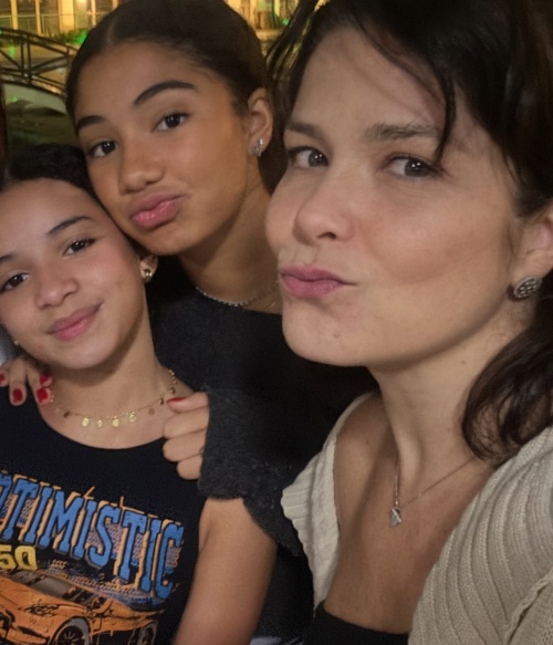Samara com as filhs 