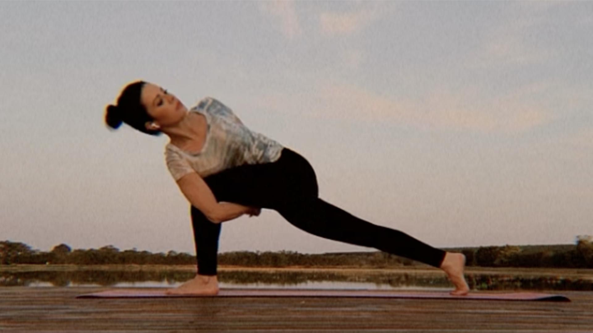 Magérrima, Sandy esbanja flexibilidade em vídeo de yoga