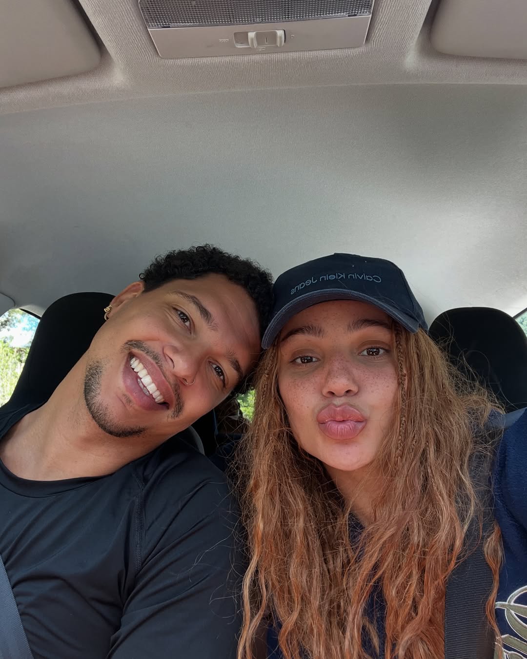 Atriz Leticia Vieira, de Vale Tudo, e o noivo &mdash; Foto: rep/ instagram