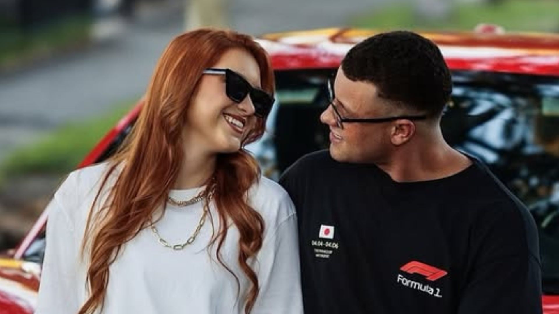 Sofia Liberato e marido exibem Ferrari de R$ 2,5 milhões em ensaio de fotos