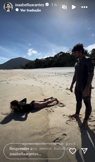 Gabriel Medina ensina Isabella Arantes a surfar