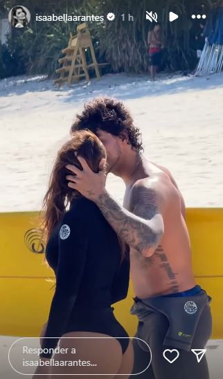 Gabriel Medina ensina Isabella Arantes a surfar