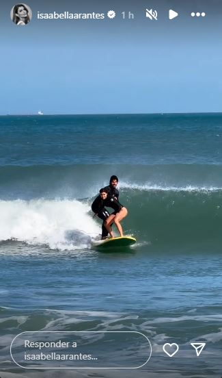 Gabriel Medina ensina Isabella Arantes a surfar