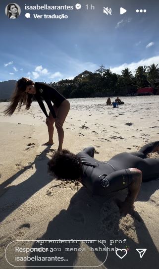 Gabriel Medina ensina Isabella Arantes a surfar
