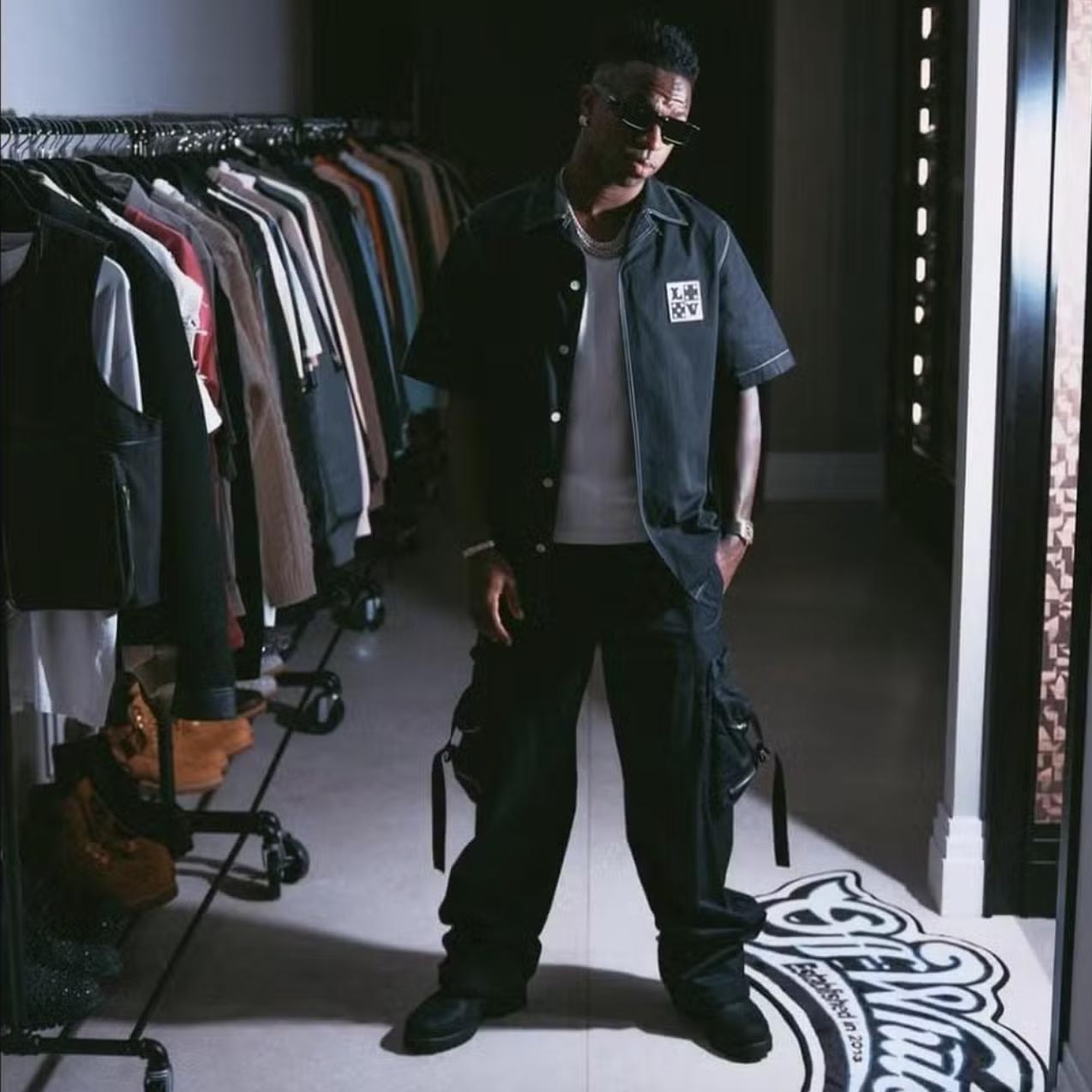 Vini Jr em seu closet - Foto: Reprodução / Instagram @vinijr