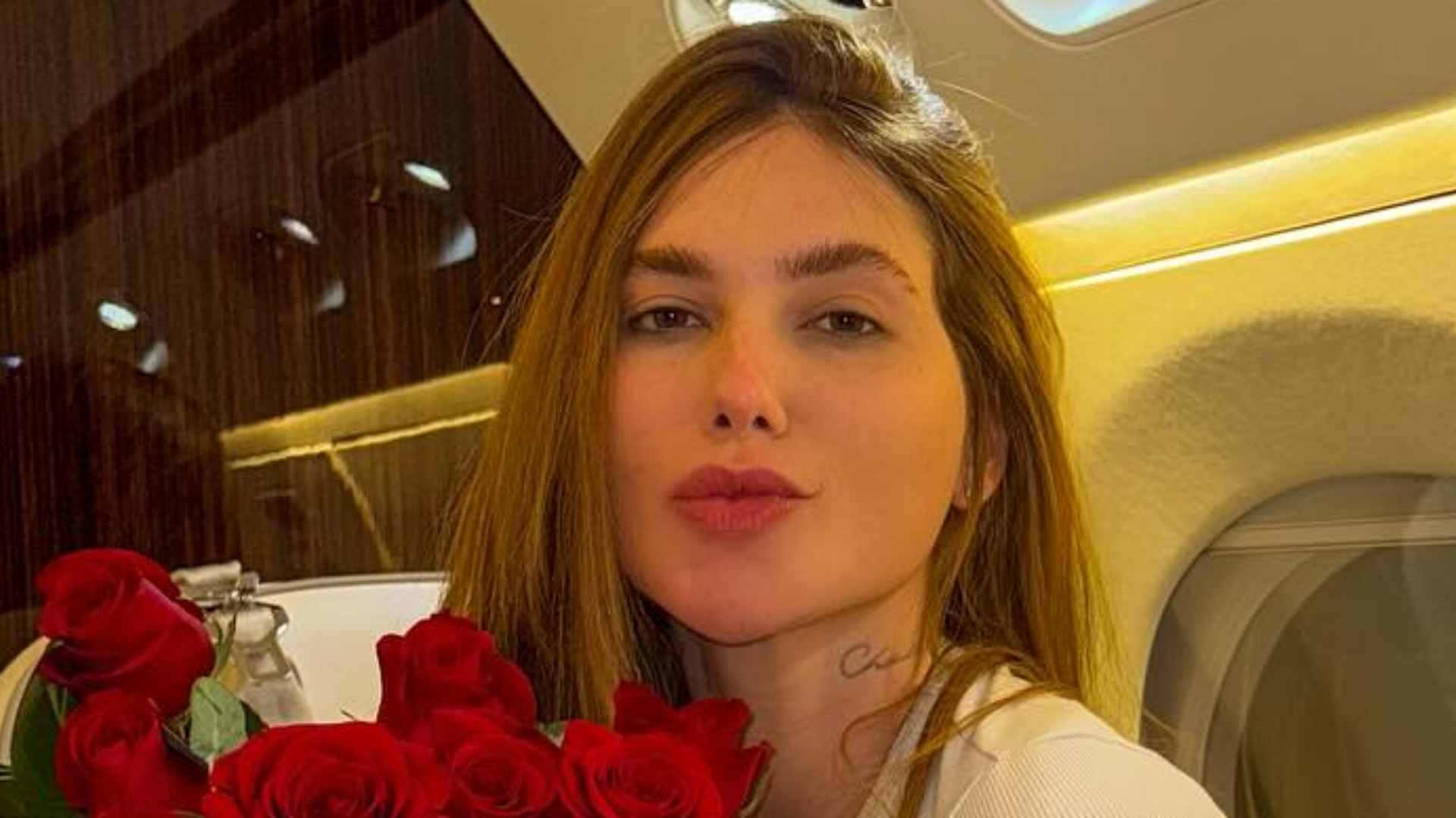 Virginia Fonseca ganha buquê de flores após curtir viagem com Vini Jr