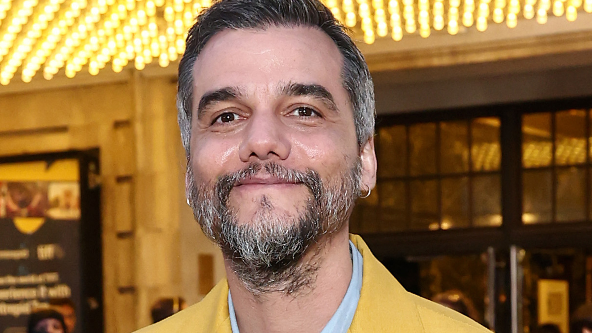 Wagner Moura foge do estilo tradicional em look chamativo para tapete vermelho