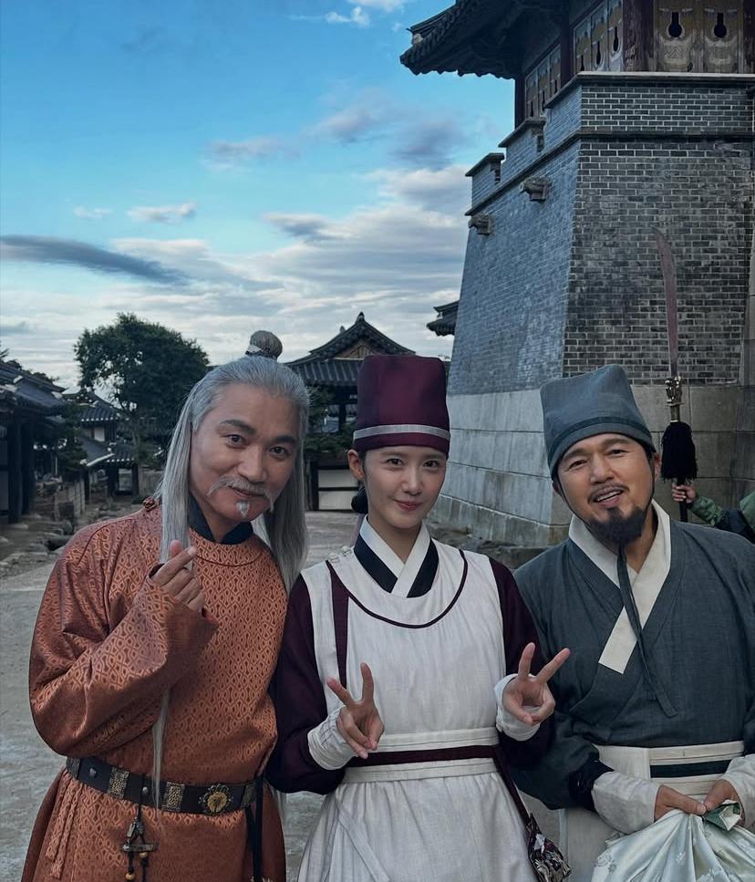 Yoona e elenco de 'Bon Appétit, Vossa Majestade' - Foto: Reprodução/Instagram