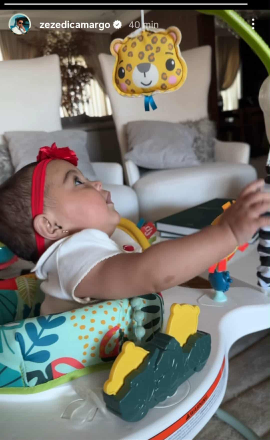 Zez&eacute; Di Camargo mostra a filha brincando