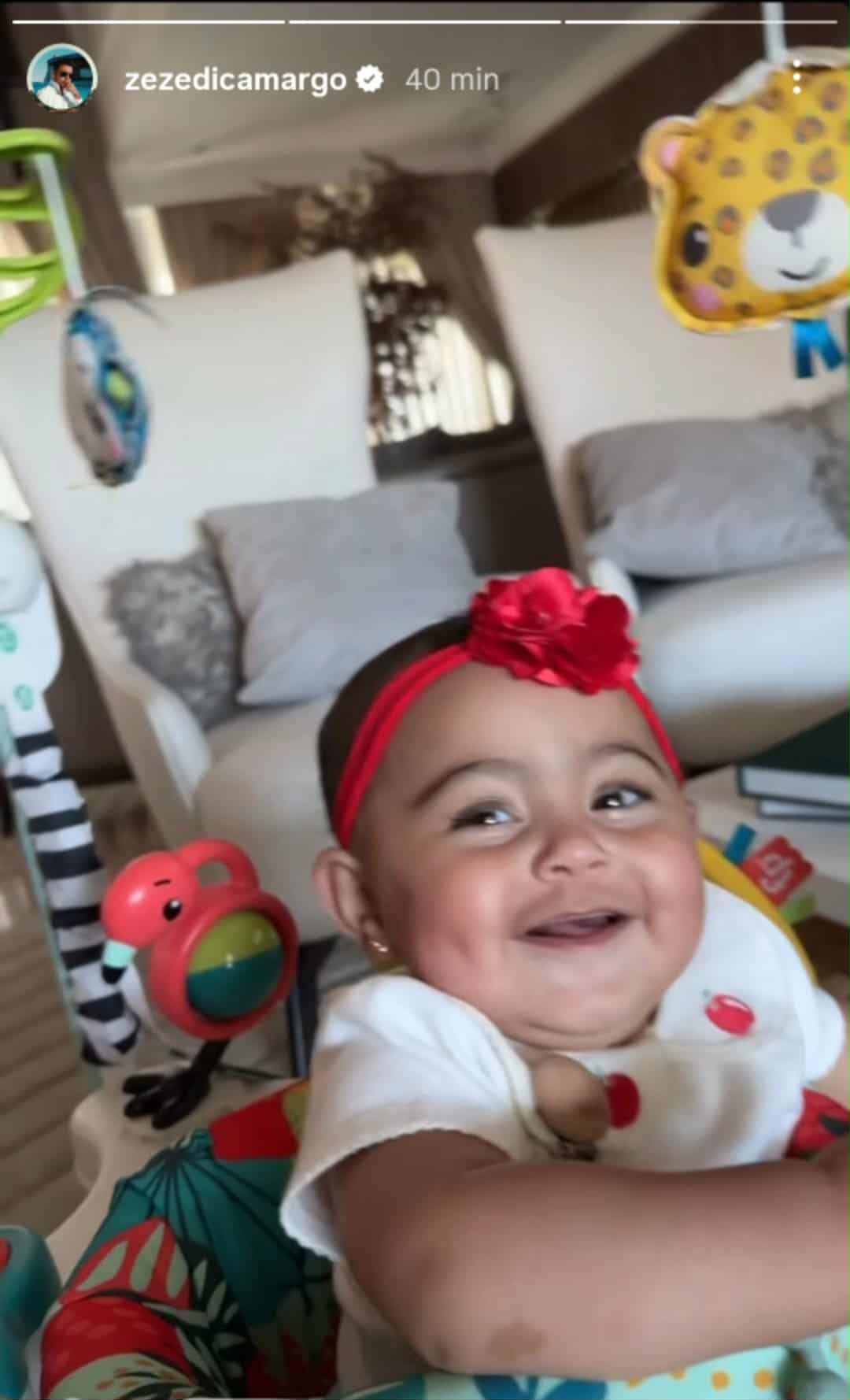 Zez&eacute; Di Camargo mostra a filha brincando - Foto: Reprodu&ccedil;&atilde;o/Instagram
