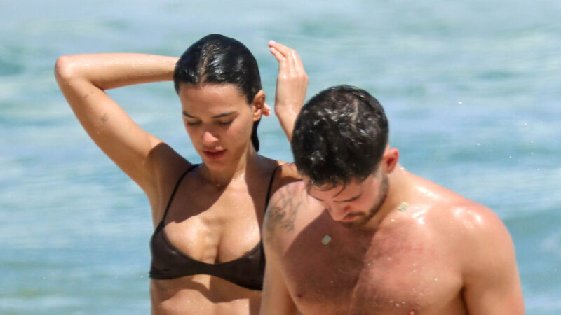 Bruna Marquezine e João Guilherme curtem dia na praia no Rio de Janeiro