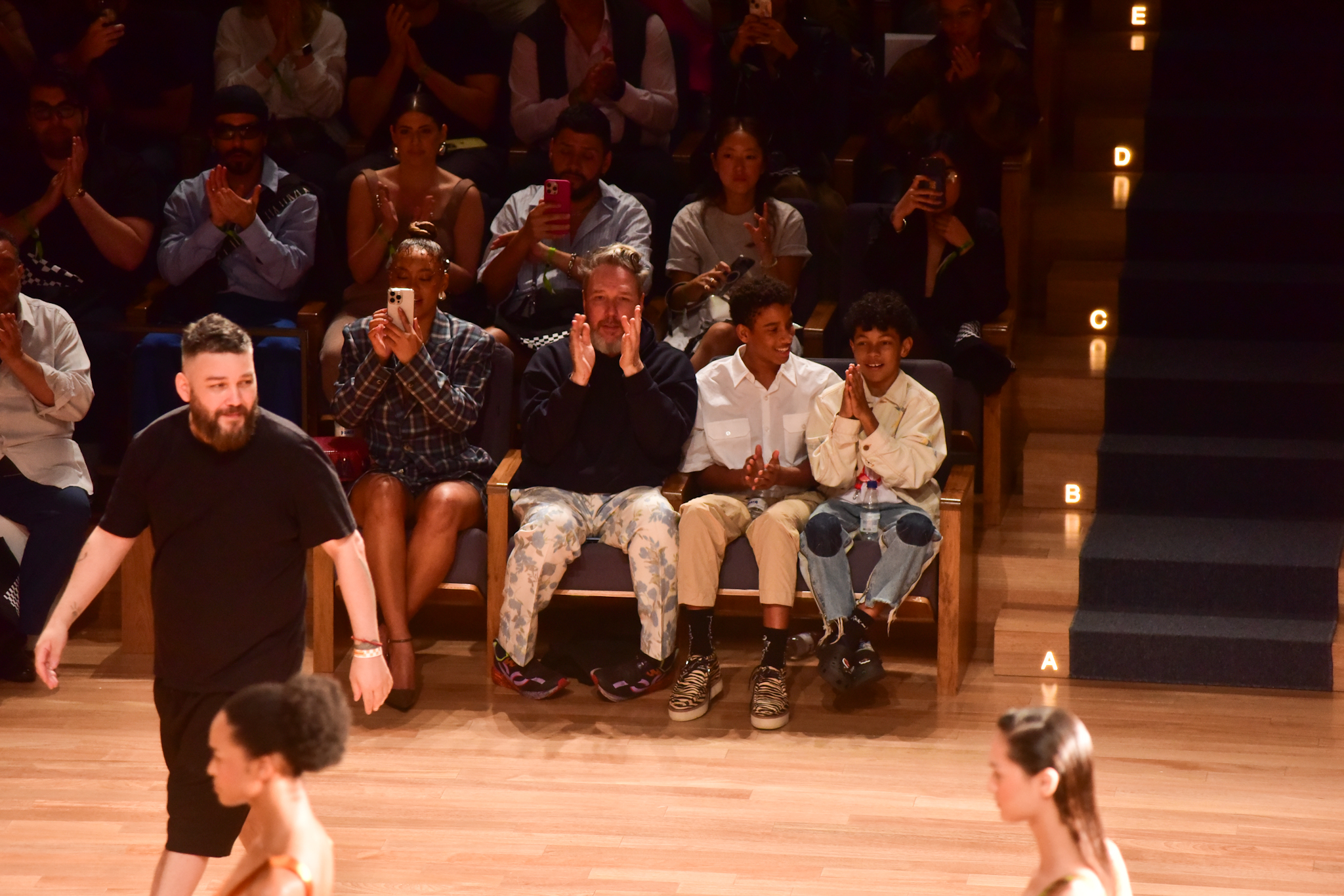 Alexandre Herchcovitch faz rara aparição com seus dois filhos no SPFW - Foto: Leo Franco e Natália Rampinelli / AgNews