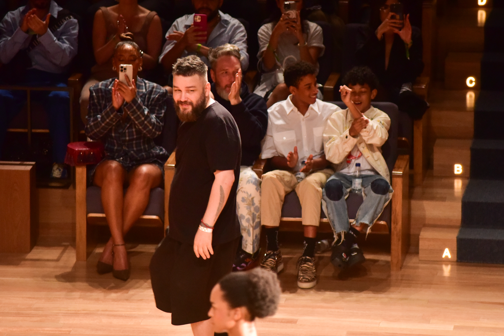 Alexandre Herchcovitch faz rara aparição com seus dois filhos no SPFW - Foto: Leo Franco e Natália Rampinelli / AgNews