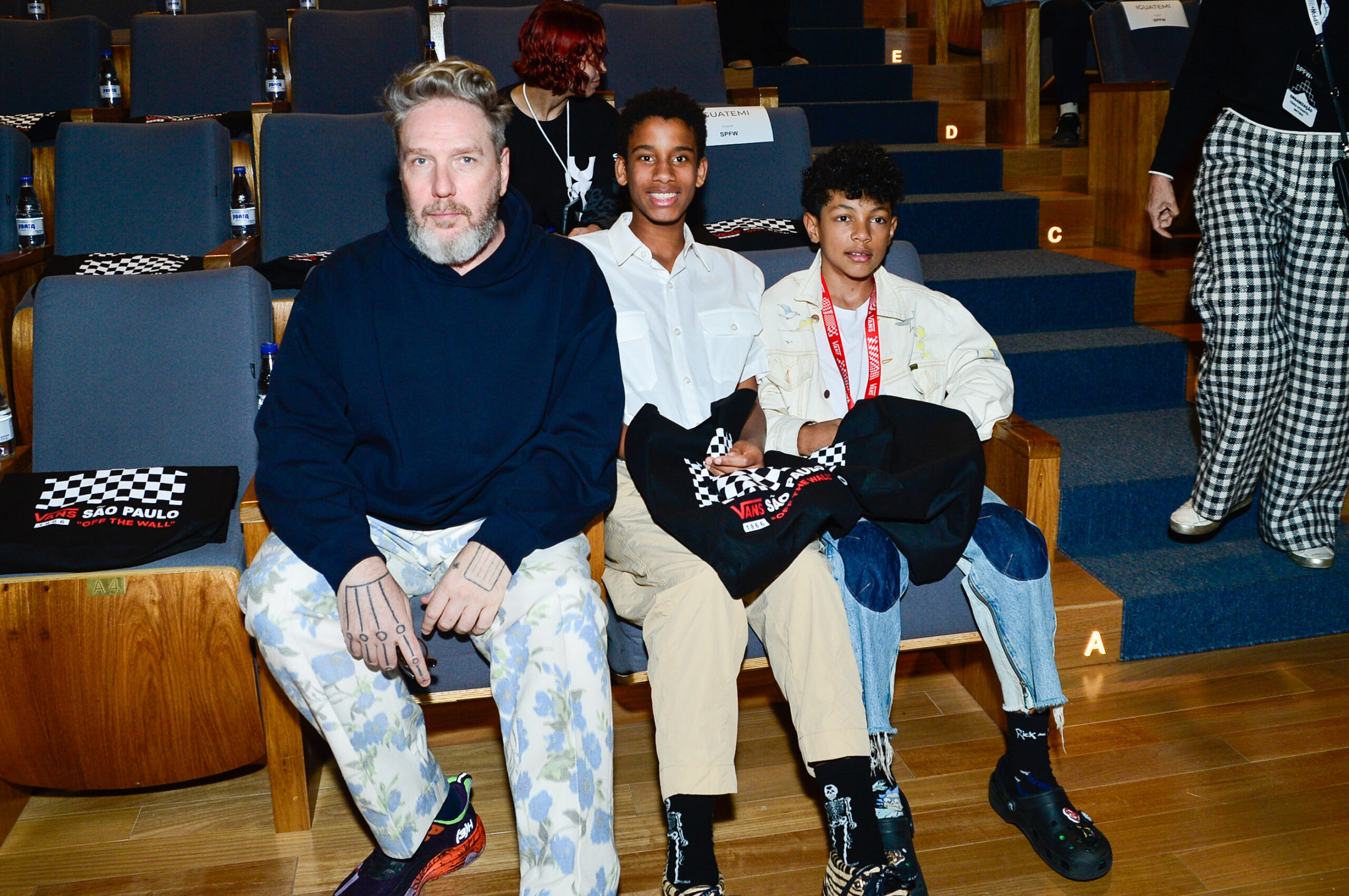 Alexandre Herchcovitch faz rara aparição com seus dois filhos no SPFW - Foto: Eduardo Martins / Brazil News