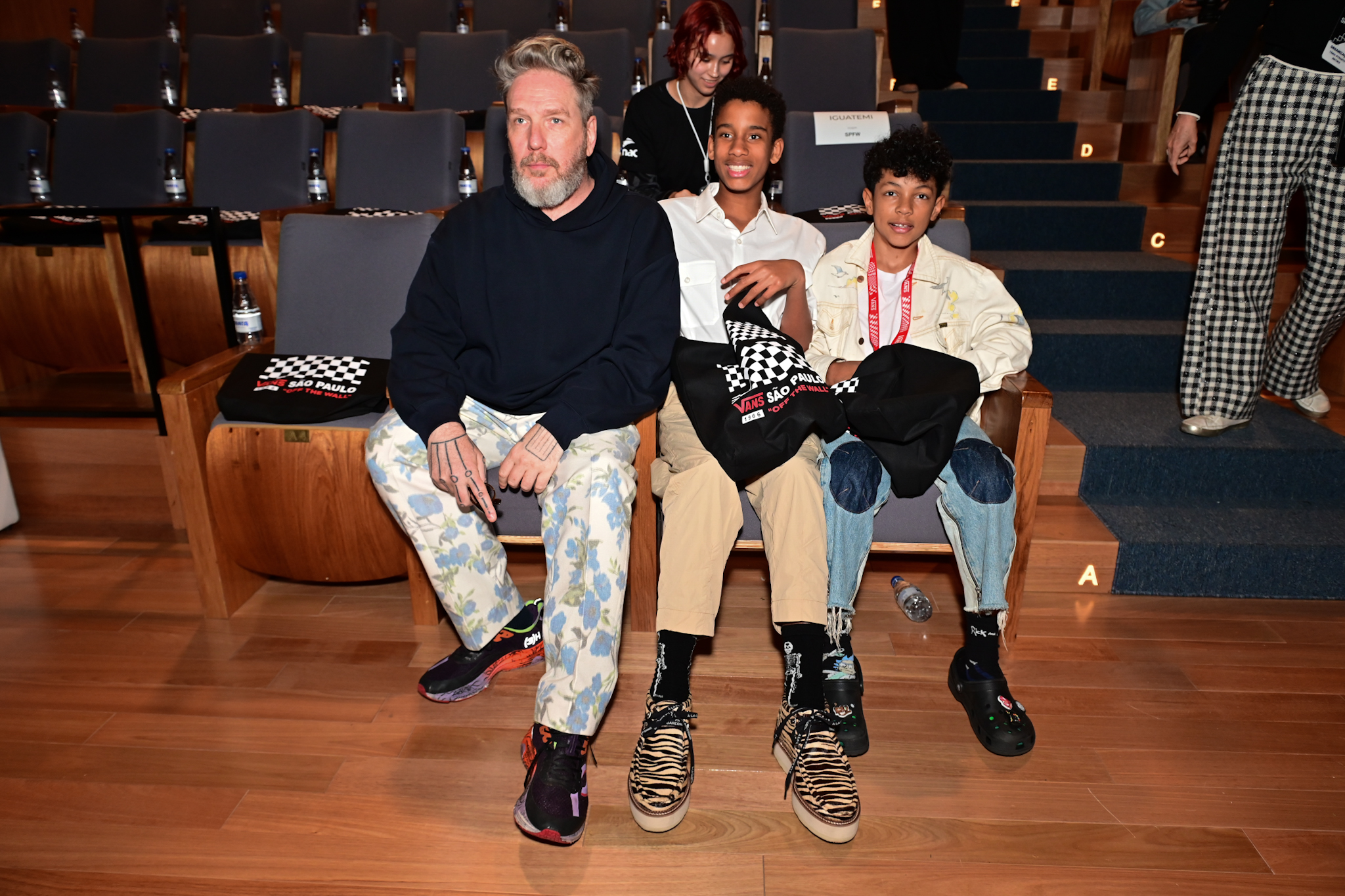 Alexandre Herchcovitch faz rara aparição com seus dois filhos no SPFW - Foto: Leo Franco e Natália Rampinelli / AgNews