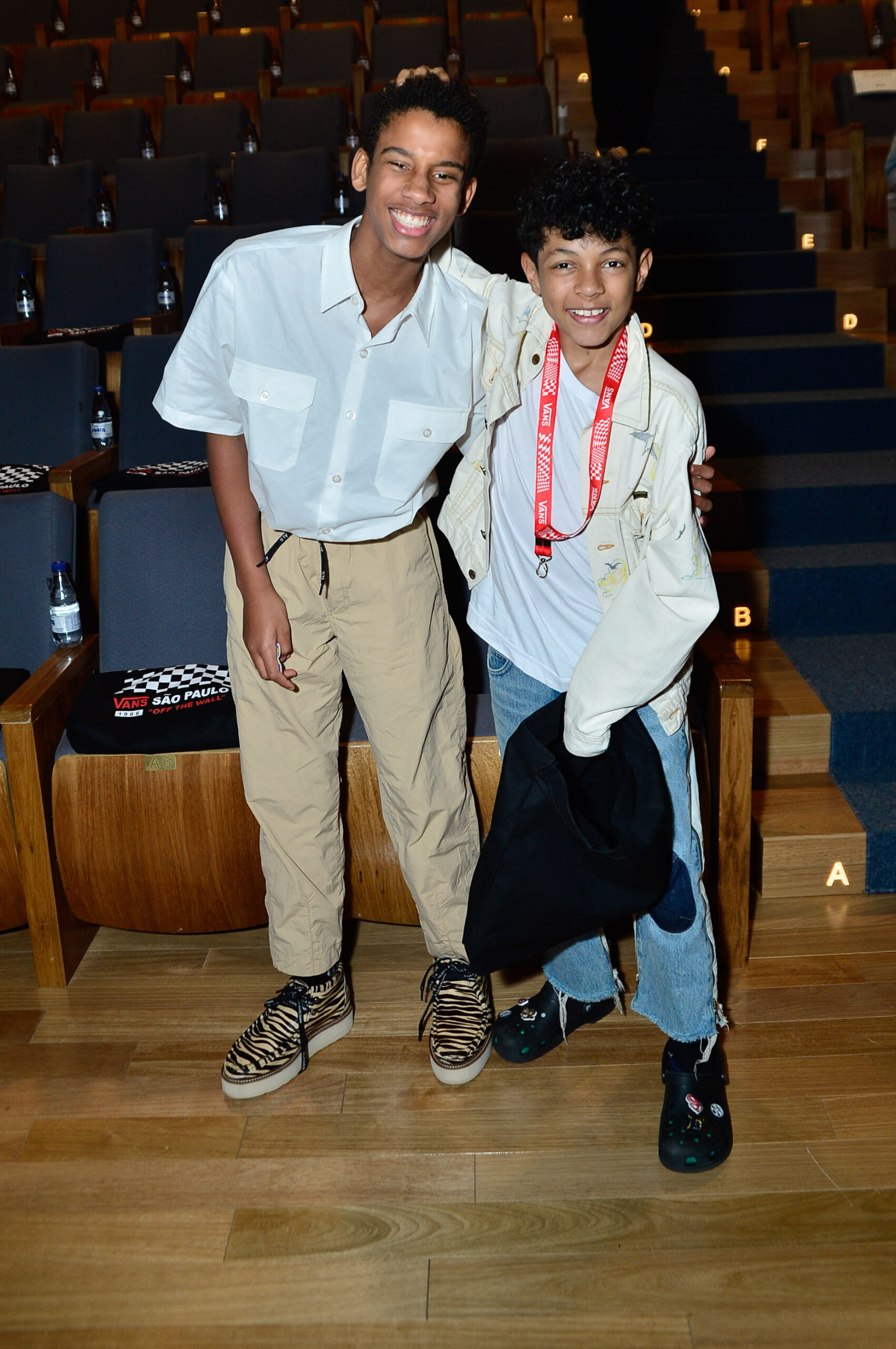 Alexandre Herchcovitch faz rara aparição com seus dois filhos no SPFW - Foto: Eduardo Martins / Brazil News
