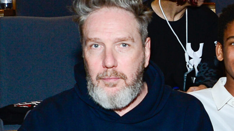 Alexandre Herchcovitch faz rara aparição com seus dois filhos no SPFW