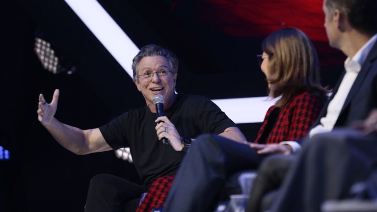 Boninho adianta sobre retorno do The Voice Brasil: ‘Prepare uma caixinha de lenço’
