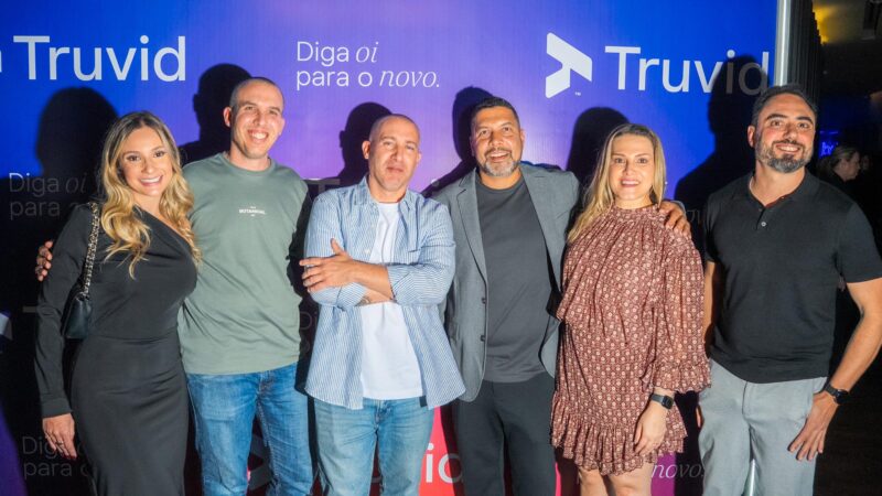 Luiza Laport, Sales Manager; Elad Feinberg, CTO e fundador; Roee Lichtenfeld, CEO e fundador; Ricardo Nery, Managing Director LATAM; Luisa Magalhães, Publisher Sales Manager; e Rafael Carvalheira, Head of Media LATAM — times da Truvid Global e da Truvid Brasil - Foto: Bruno Franco