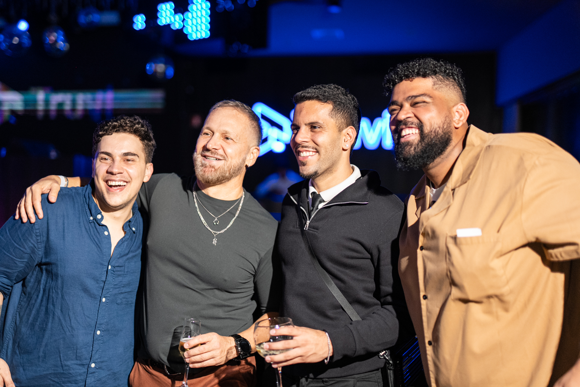 Marco Maddaloni, Chief of Content da Truvid Global, com os creators Kadu Nasmar, Du Moniz e DG Ramalho durante a celebração no Le Club - Foto: Bruno Franco