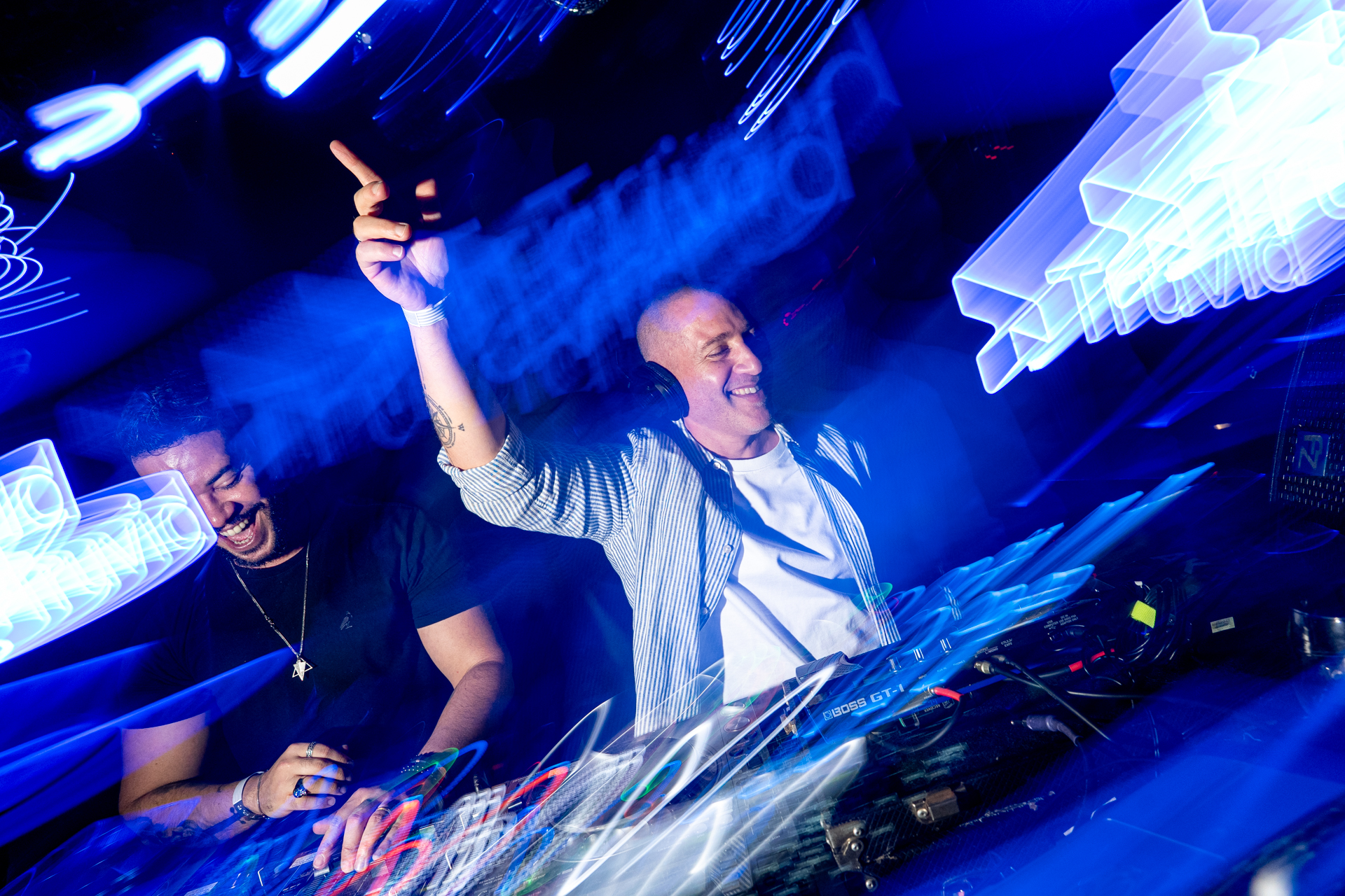 Roee Lichtenfeld, CEO da Truvid, assumiu as pick-ups ao lado do DJ Drey e mostrou que a batida da nova era da marca também vem com swing - Foto: Bruno Franco