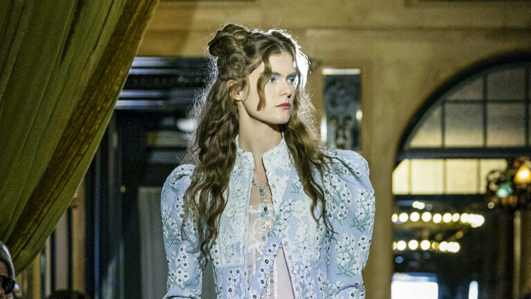 Desginer americana Anna Sui reforça seu trabalho enraizado na autenticidade em nova temporada